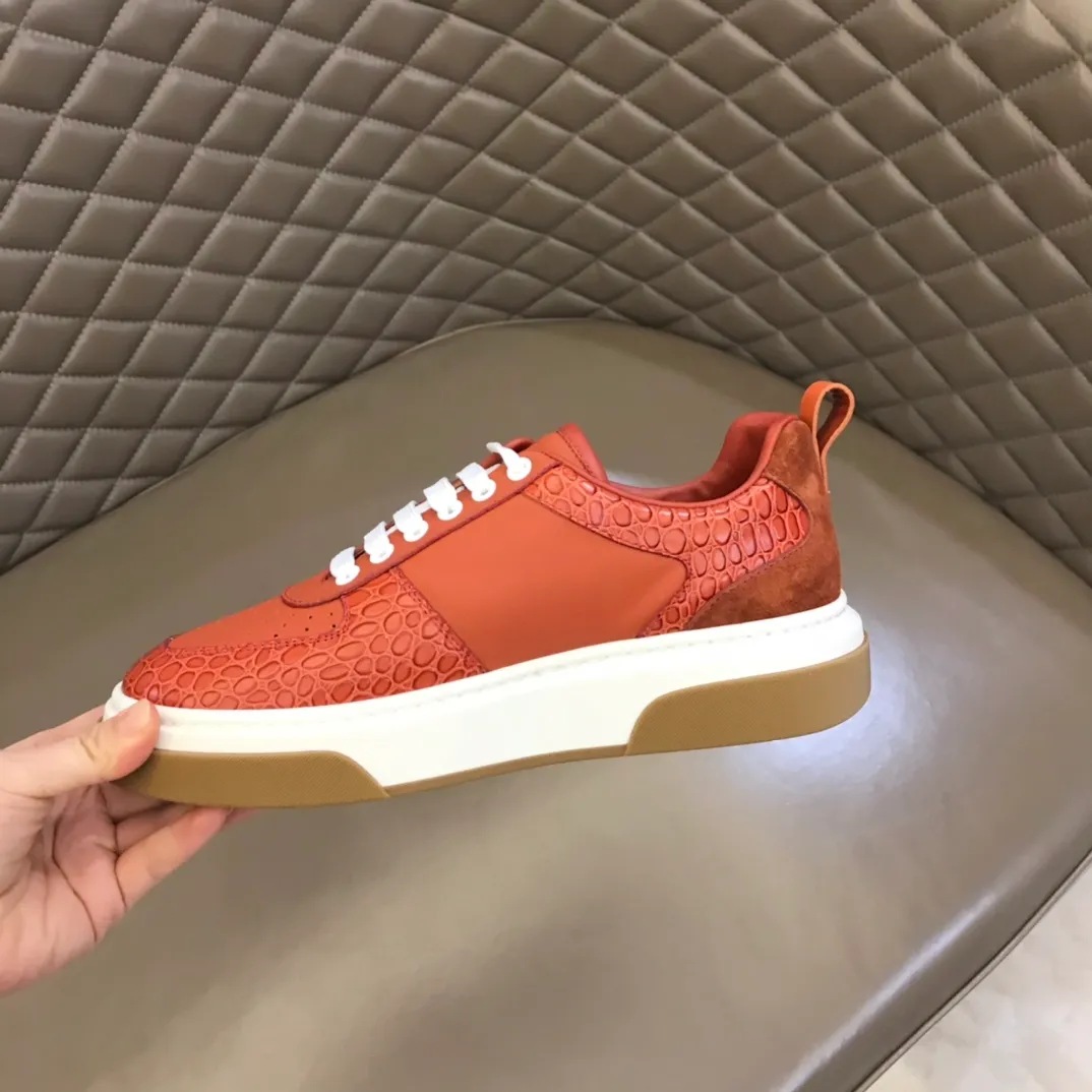 p420 "Salvatore Ferraga**" men's low-cut fashion sneakers. This casual shoe has a novel structure and is made of soft calfskin. The contrasting color elements on the upper highlight the bold and avant-garde atmosphere. The first-layer cowhide lining is high-end and comfortable. Energetic and fresh, these shoes can be worn with casual looks or add a touch of street style to elegant trousers.  Size: 38-44